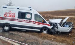 Ambulans ile otomobil çarpıştı: 1 ölü